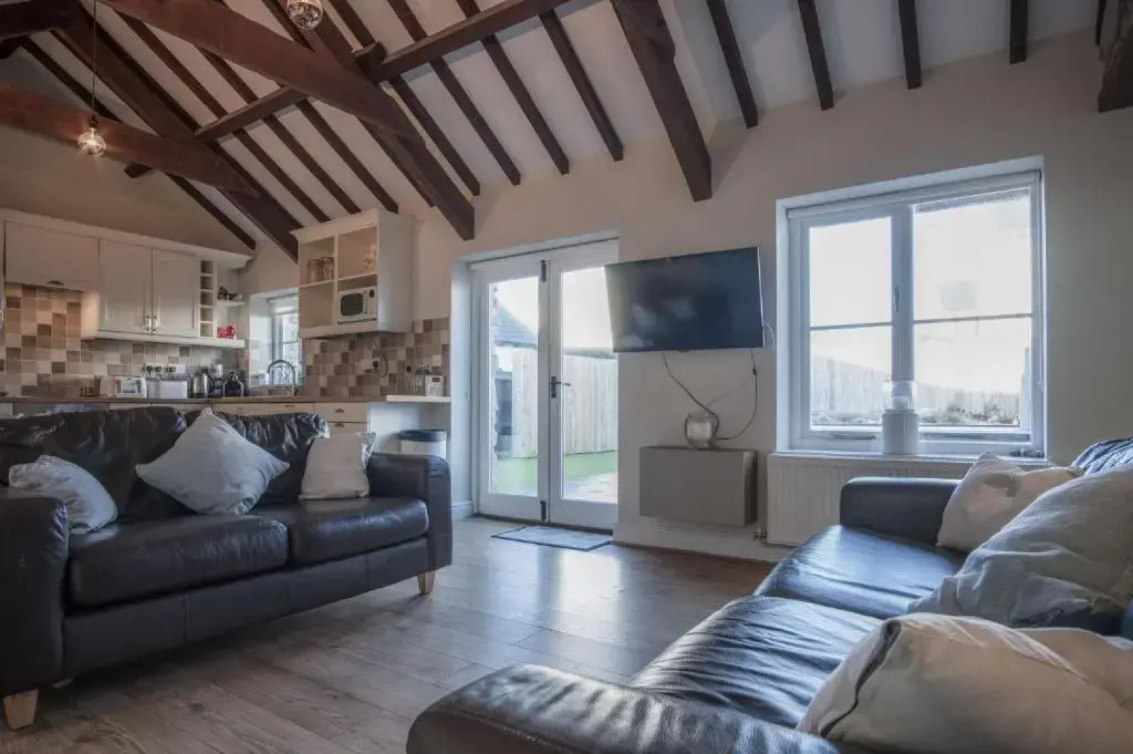 The Old Stables - 3 Bedroom Cottage - Angle