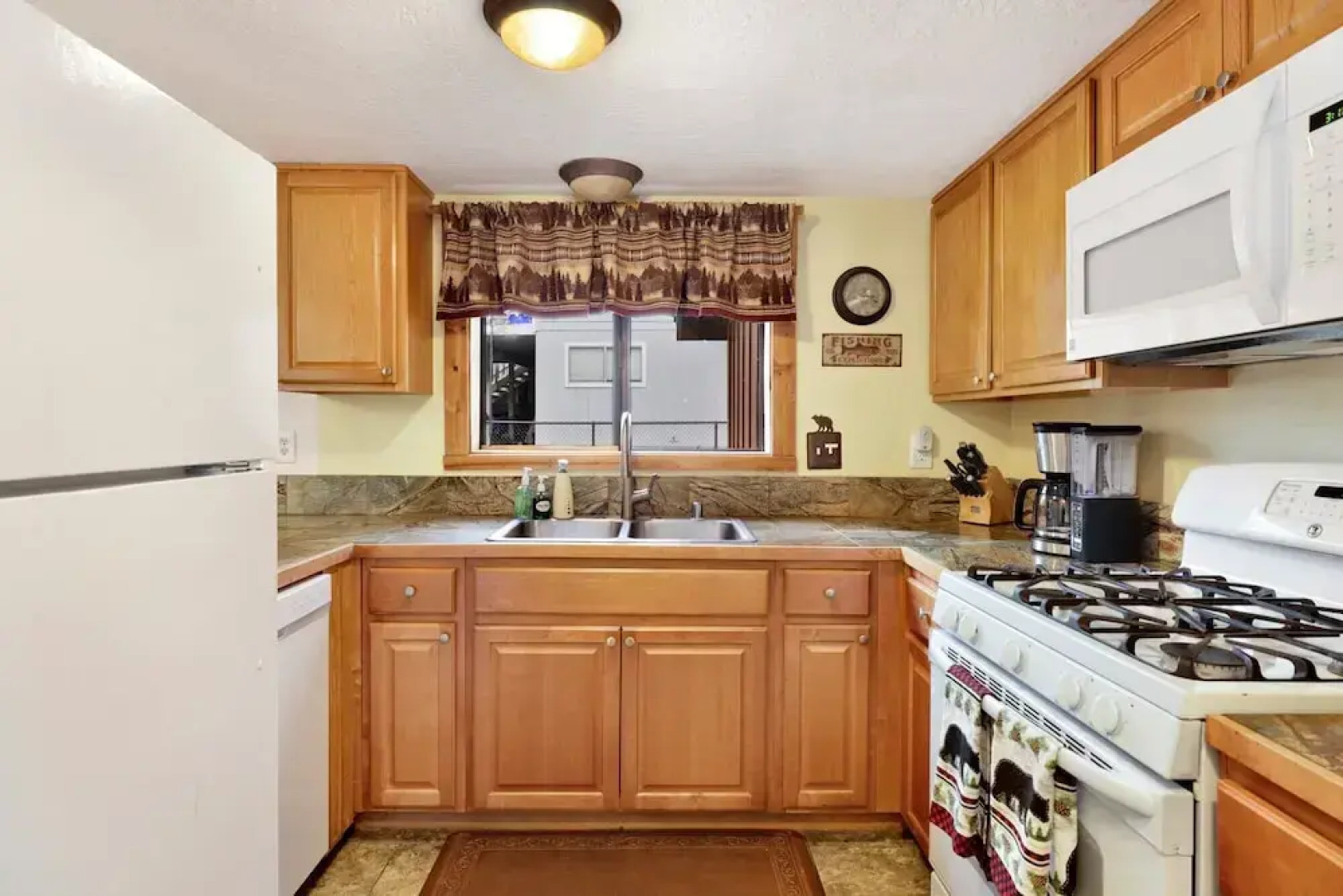 Inn Between Pines#1411