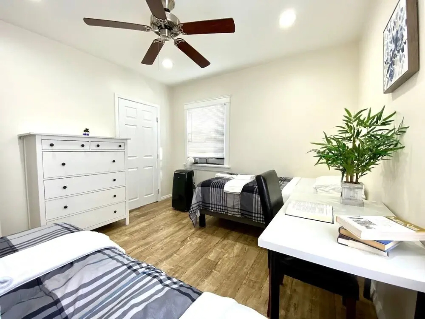 10 Min To The Beach! Perfect For A Family Or Friend Group. Self Check-in & Recently Renovated 2 Bedroom Apts by RedAwning