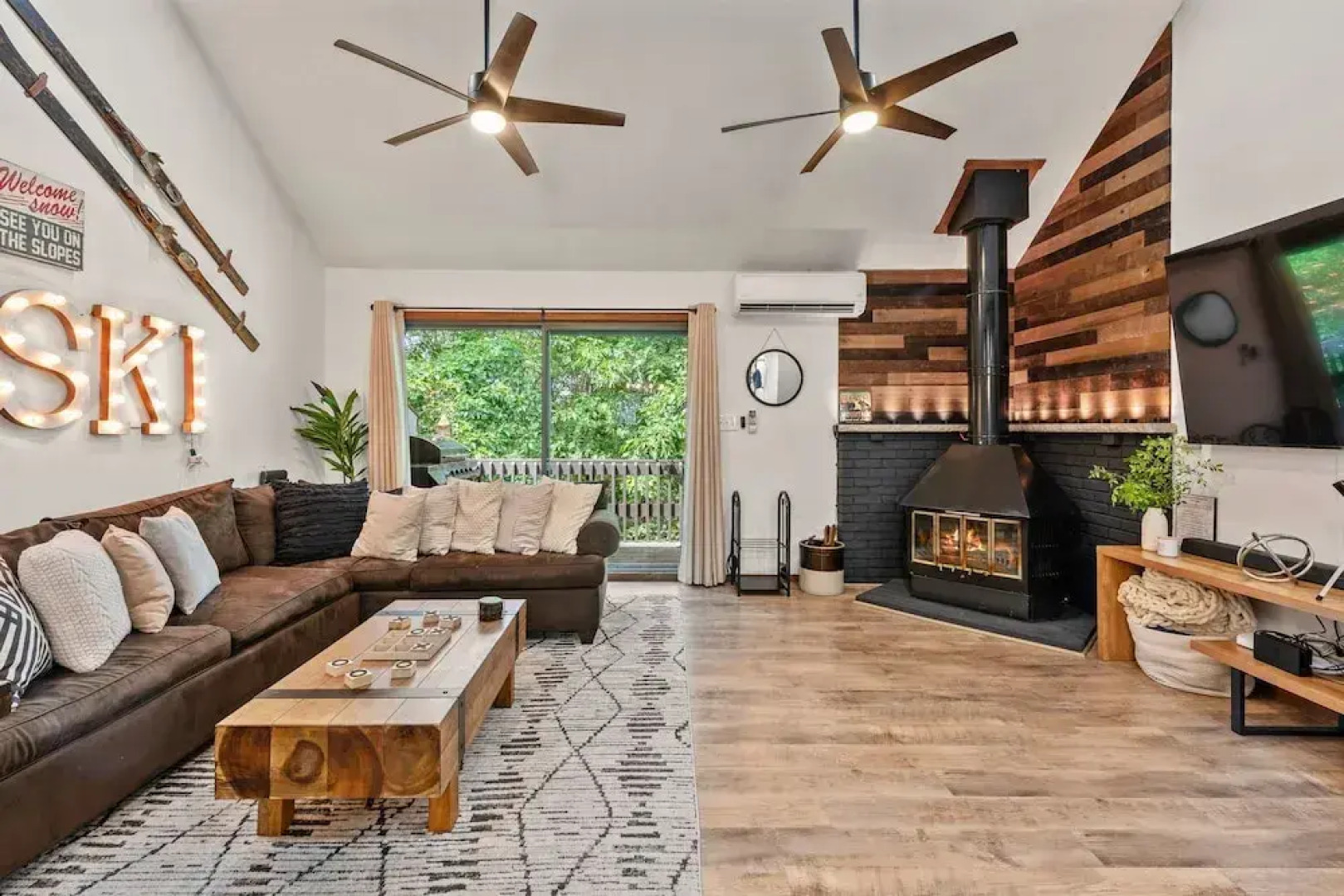 The Bear s Den by Avantstay Prime Location Renovated w Movie Game Room