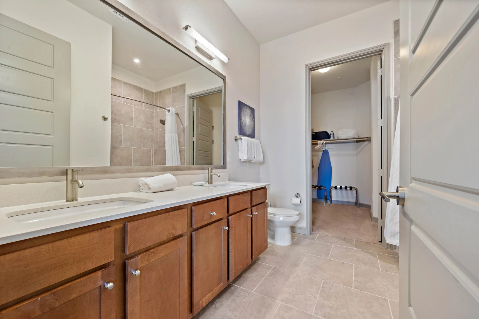 Downtown Location- Parking, Gym, Pool! Modern, Deep Cleaned Apt!