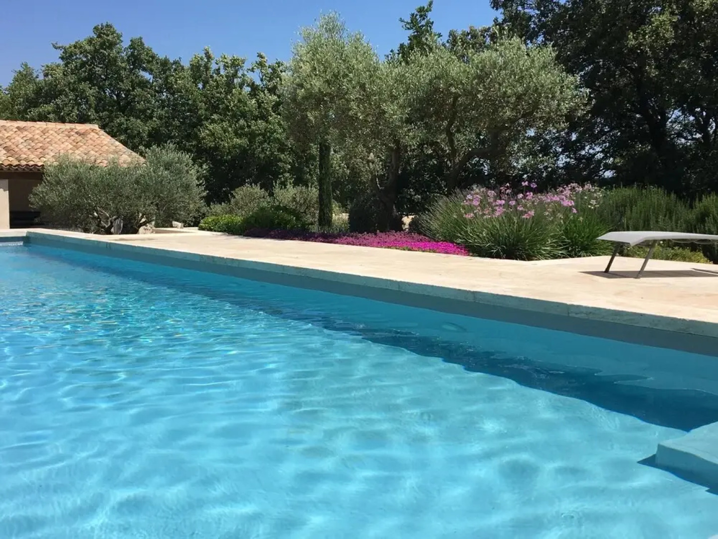Modern Holiday Cottage With Swimming Pool and Close to Beautiful Saint-remy-de-provence