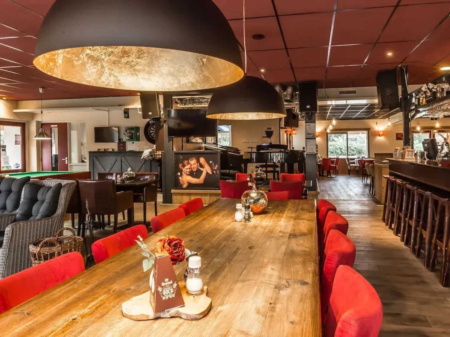 Modern chalet with two terraces and near a pond