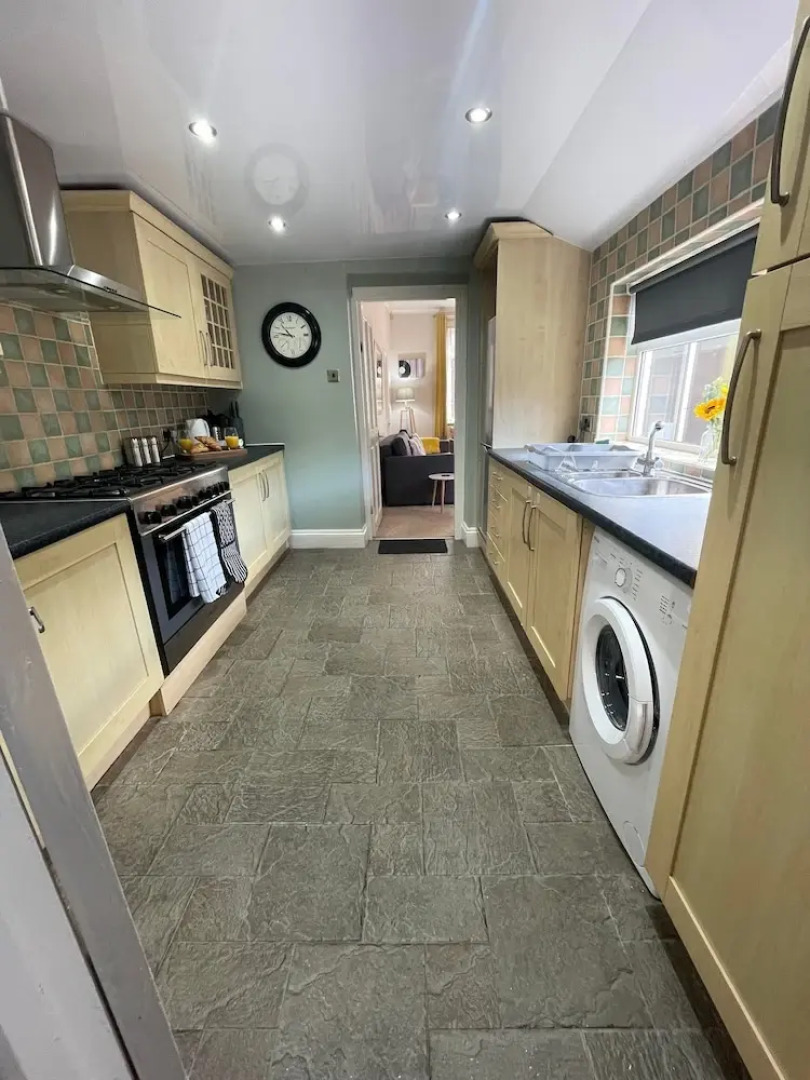 Lovely 3 Bedroom Apartment In Newcastle Upon Tyne With Free Parking