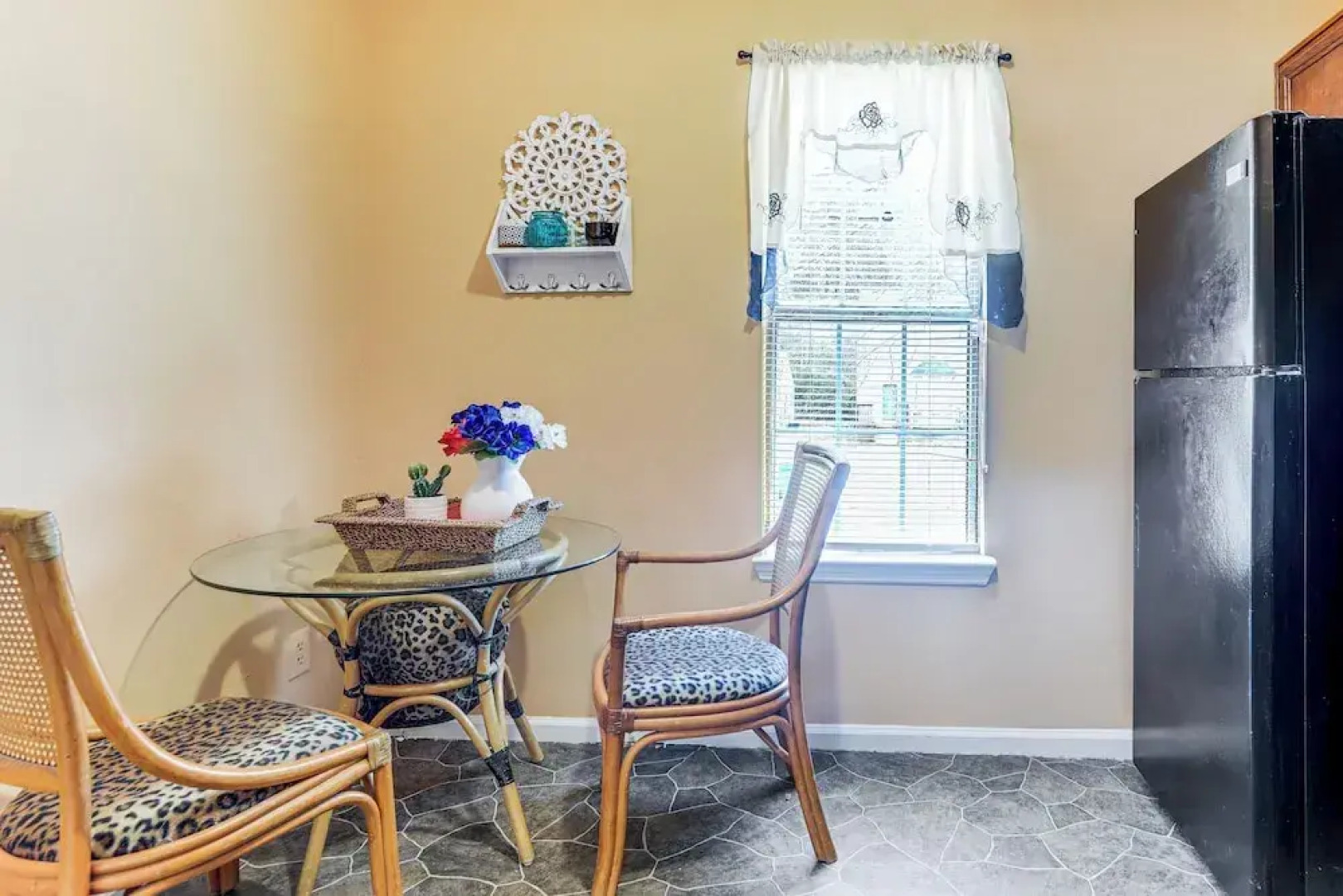 8 Mi to Stone Mountain: Quiet Getaway w/ Deck