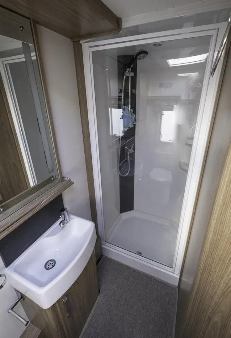 2 Double Bed Caravan - Secure Parking and Wifi