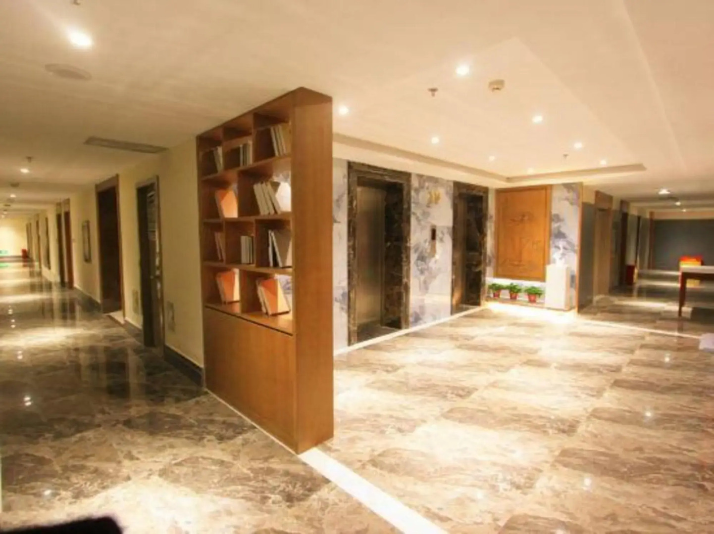 Hailong Hotel (Wanda Plaza Pang Xuchang East Station)