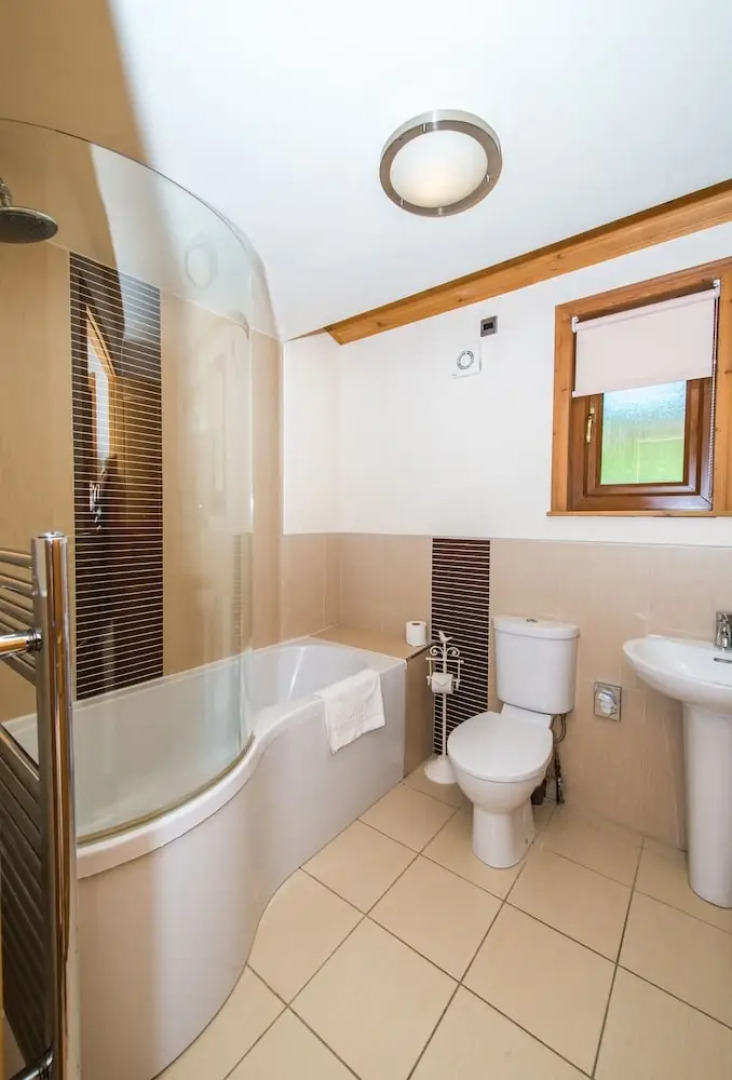 Douglas Fir Lodge With Hot Tub Near Cupar, Fife