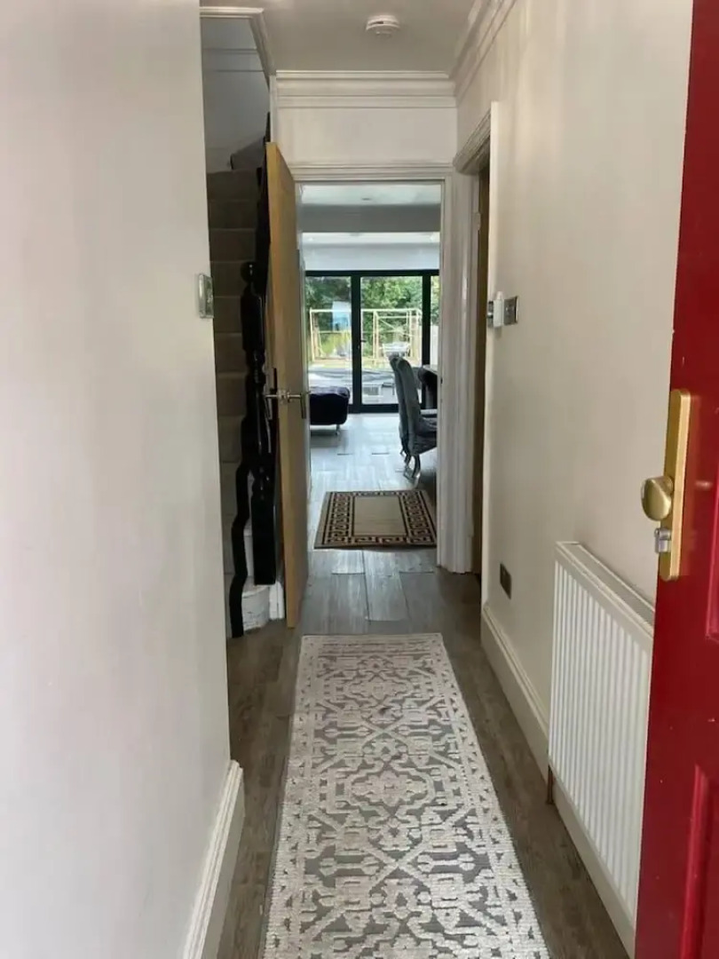 Lovely 3-bed House in Potters Bar Jacuzzi & 75inch