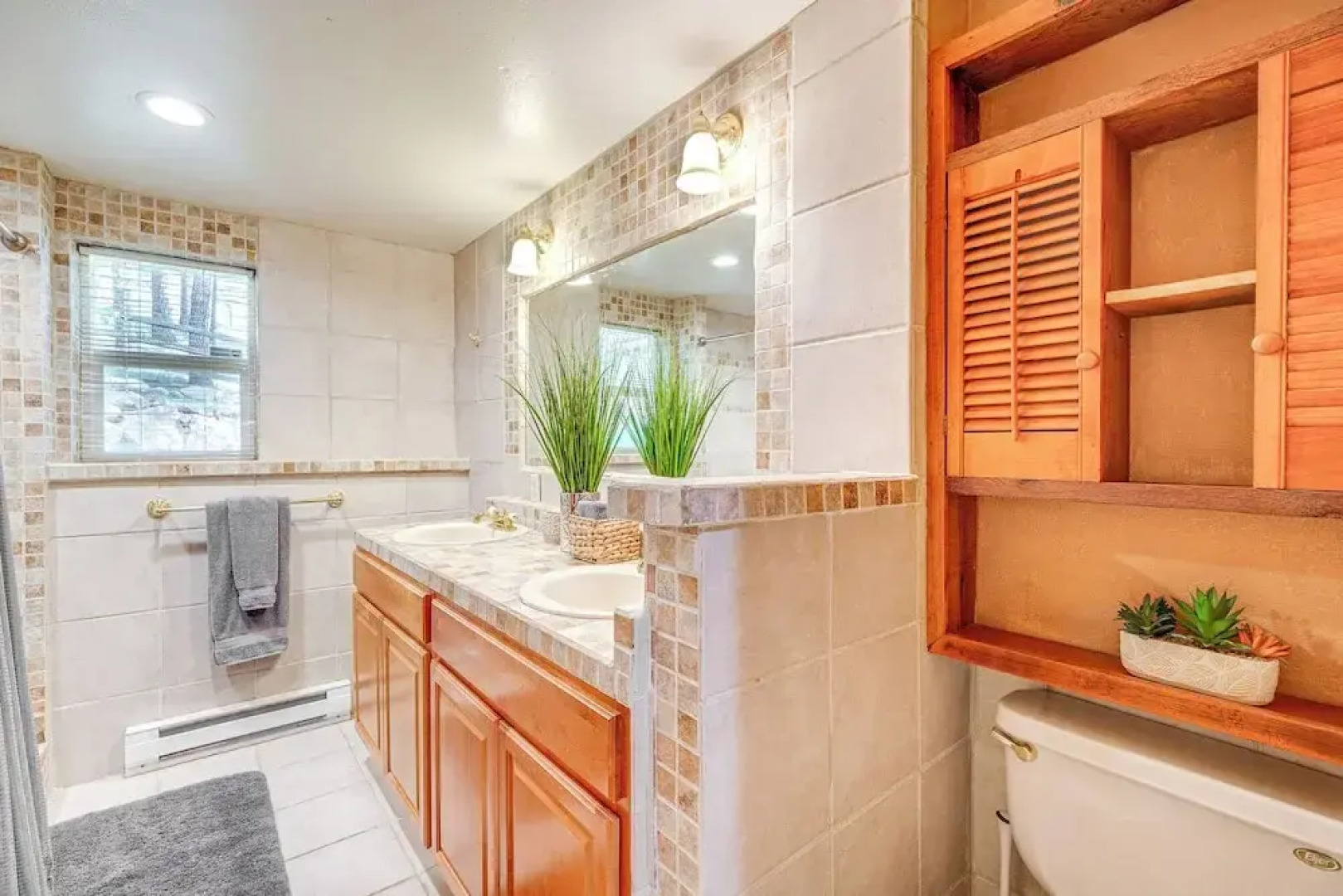 Cozy Home w/ Hot Tub - 11 Mi to Rainbow Falls