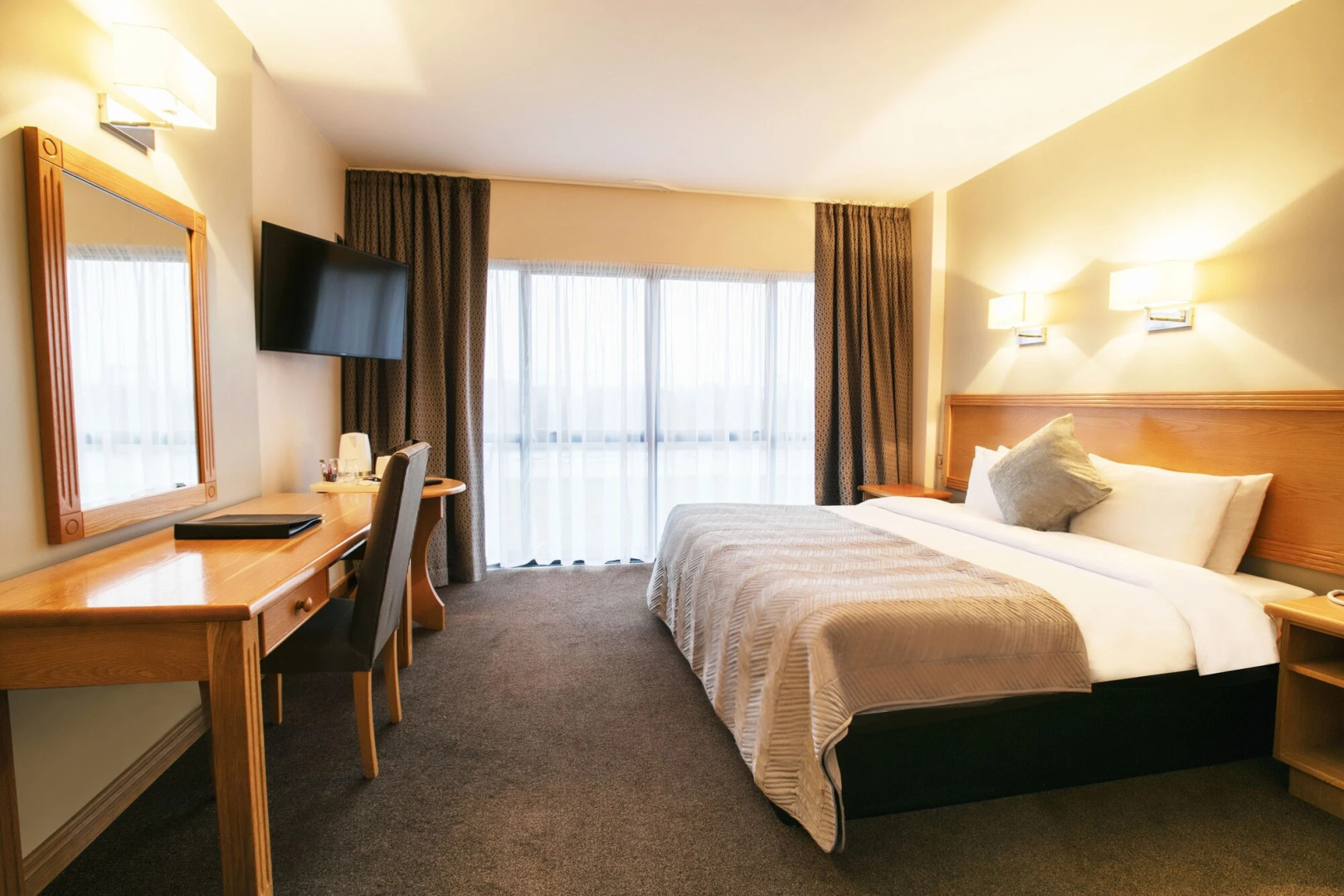 La Mon Hotel And Country Club