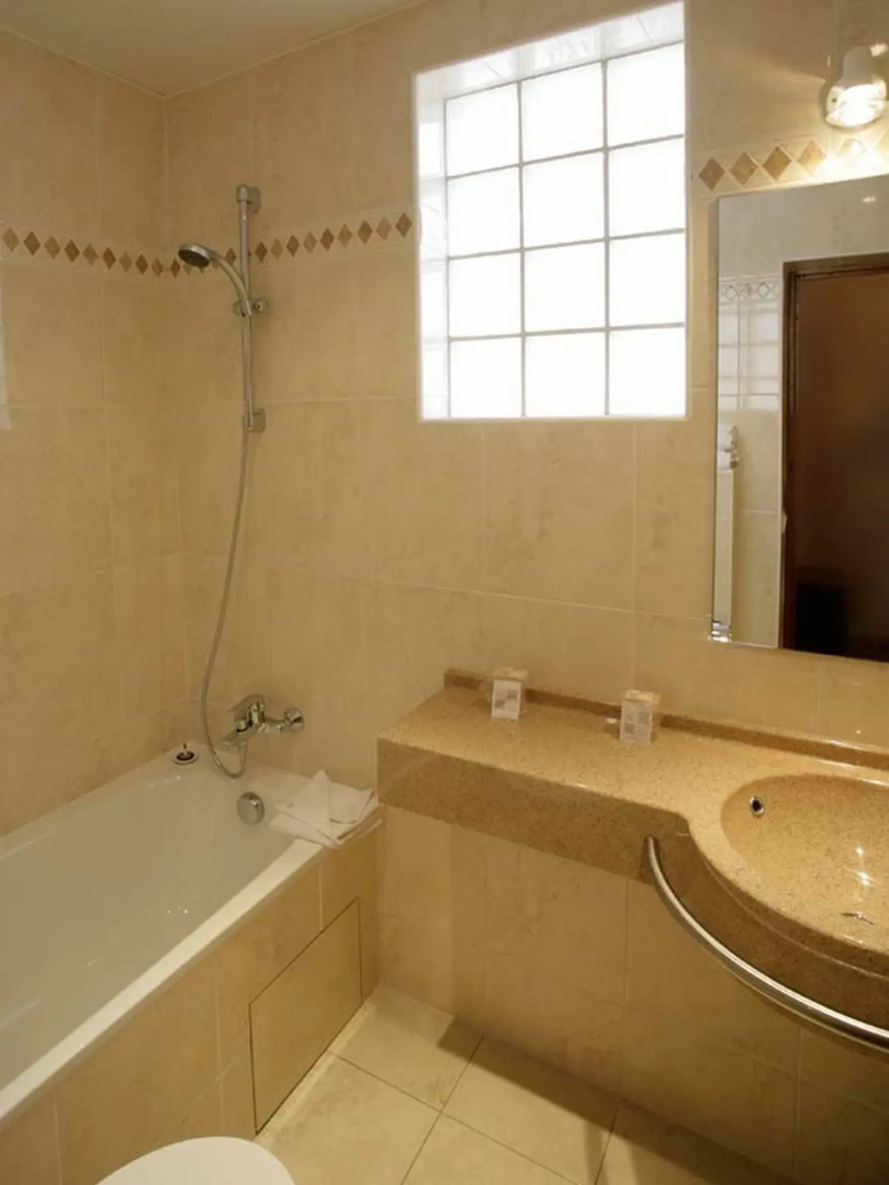 121 Paris Hotel