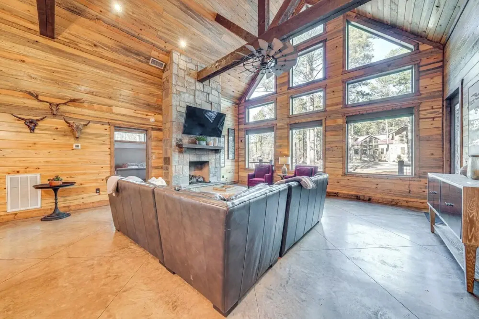 Hot Tub & Game Room: Spacious Cabin in Broken Bow!