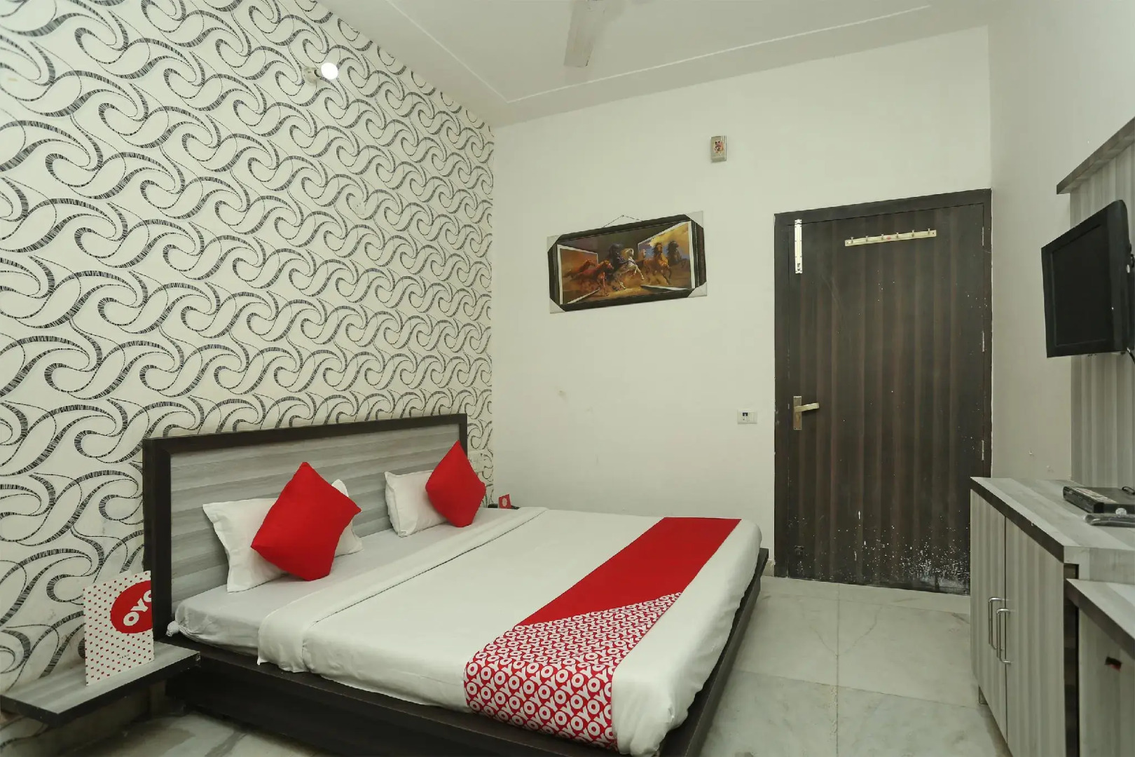 OYO 8607 Hotel Sky Inn