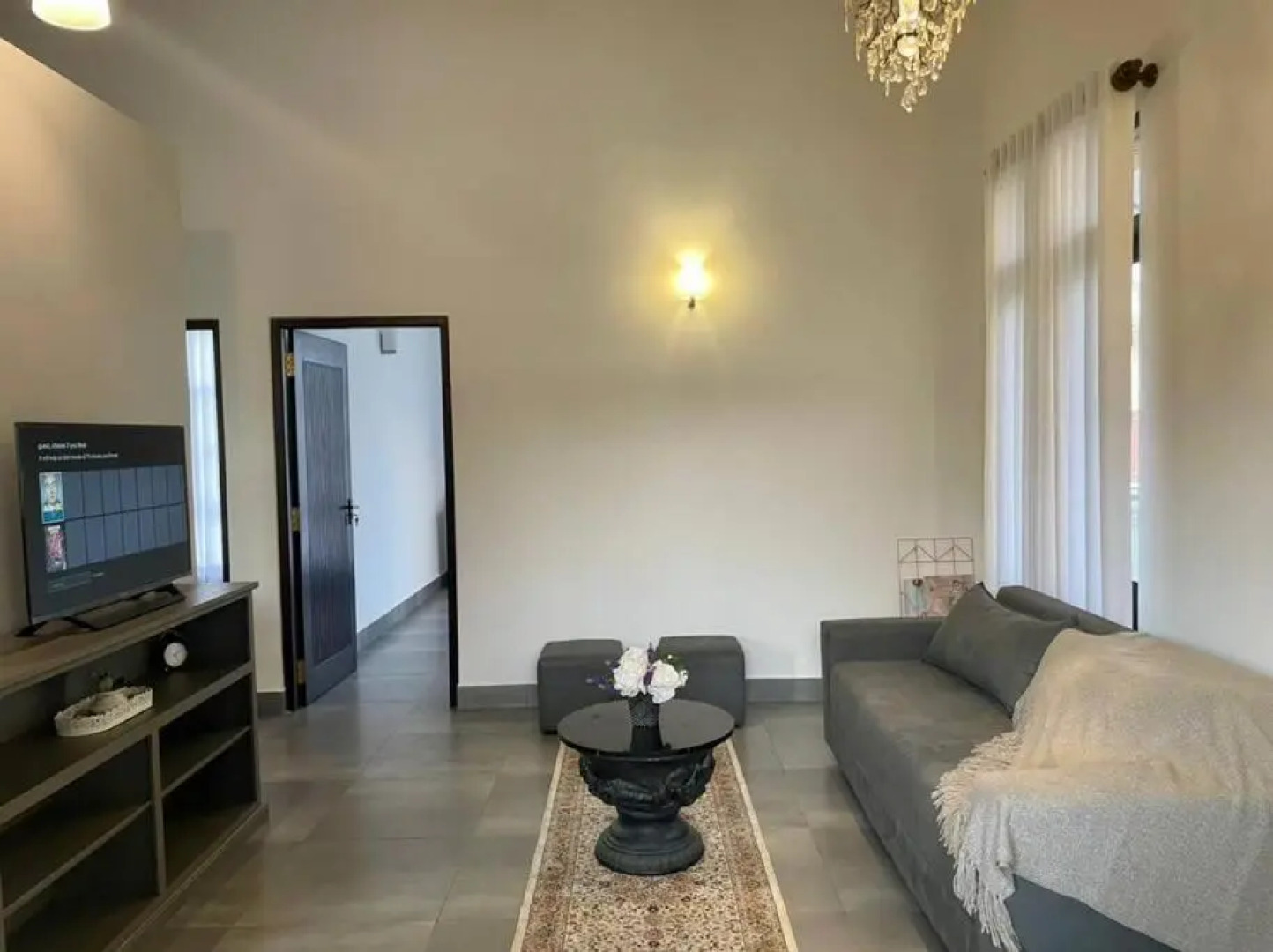 Lovely 2-bedroom holiday home with free parking.