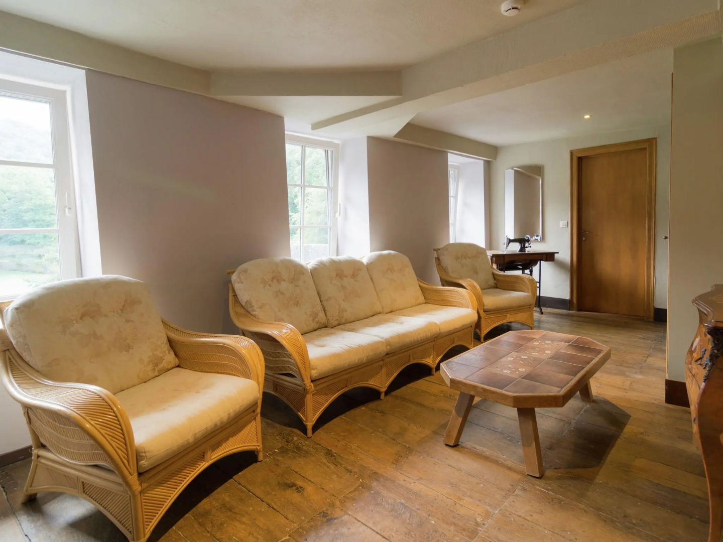 Attractive Castle in Vireux-Wallerand with Garden