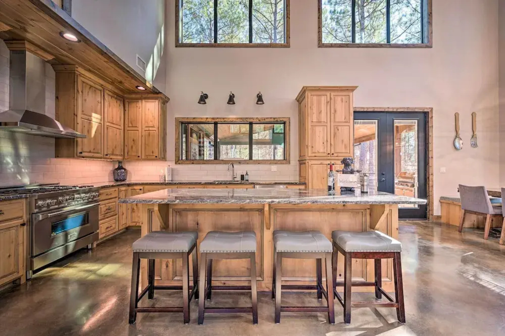 Broken Bow 'lazy Dog Lodge' w/ Hot Tub, Pool Table