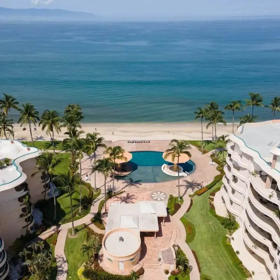 Ocean Front Condo With Pool Sleeps 6 Adults