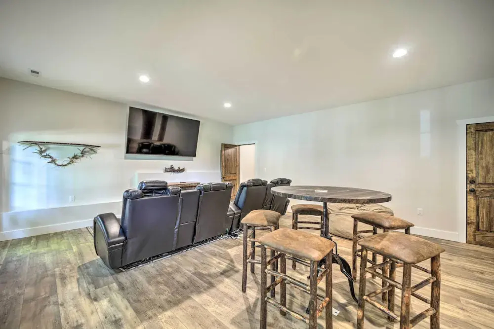 7 Mi to Ski Sapphire Valley: Resort-style Retreat