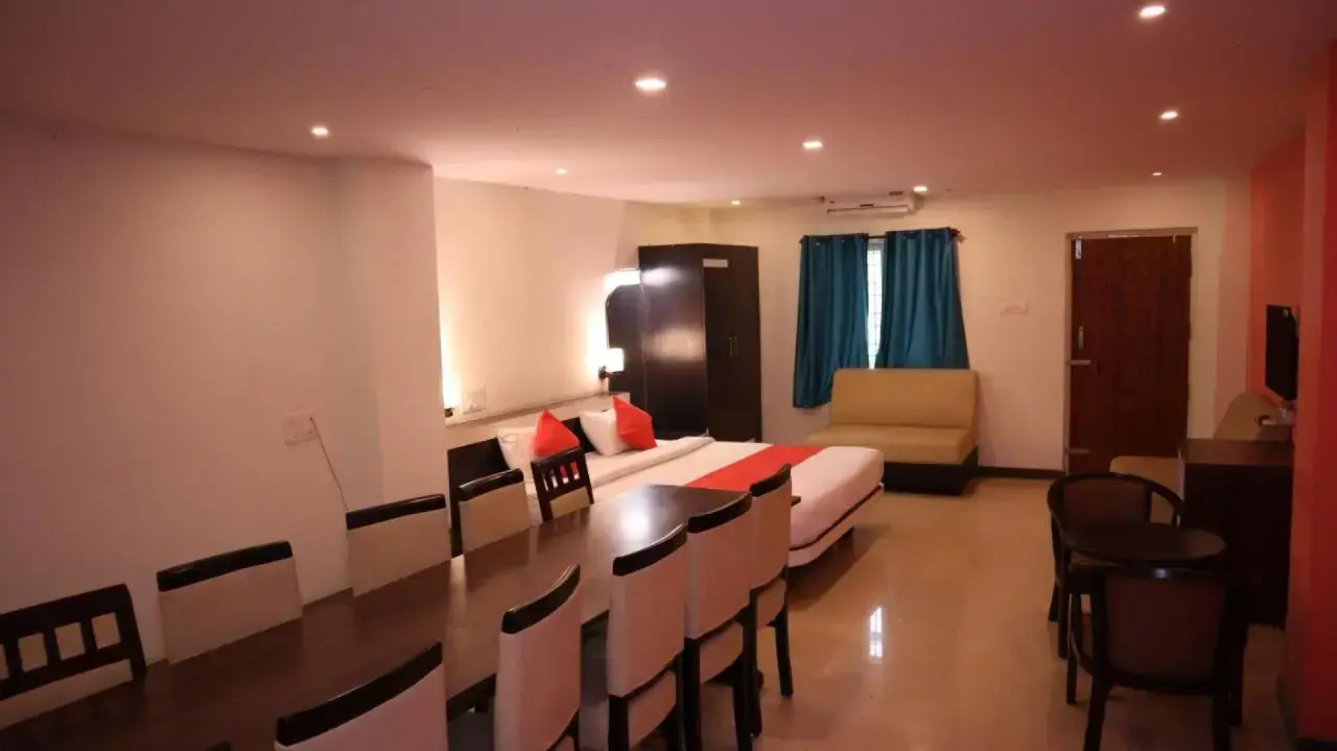 Smile Stay Bee Hive Grand