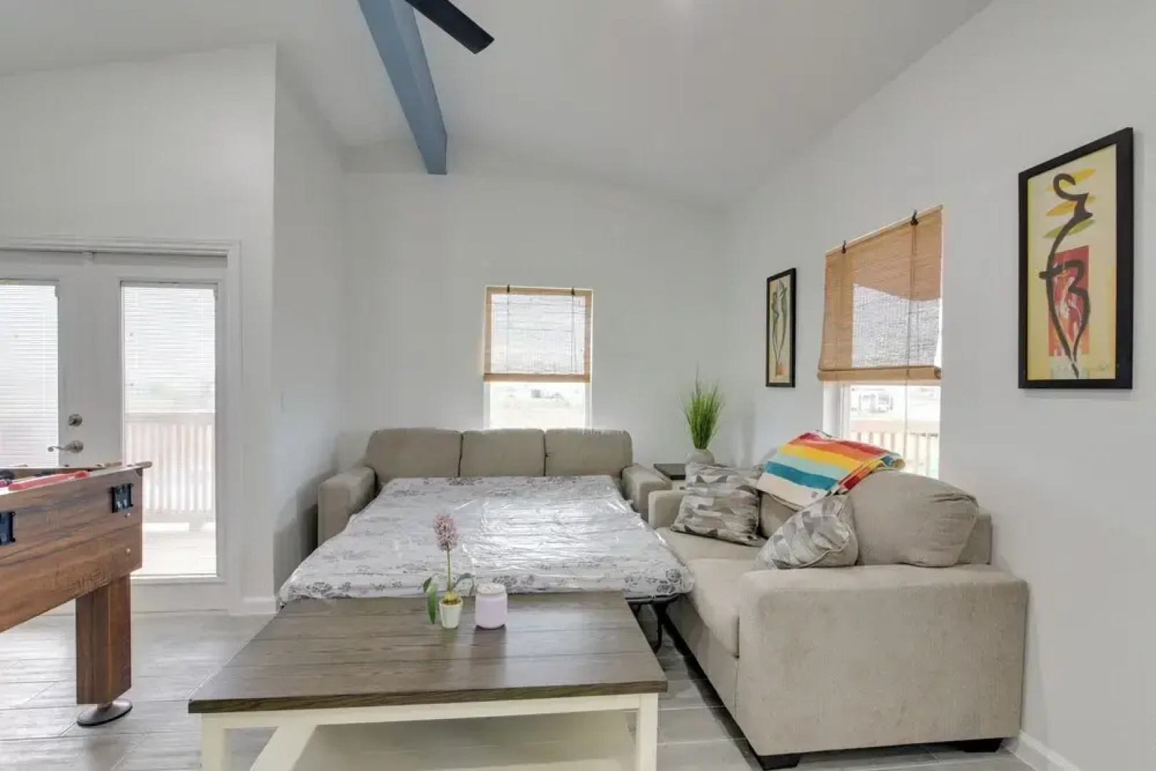 9 Mi to Crystal Beach: Pet-friendly Apt w/ Balcony