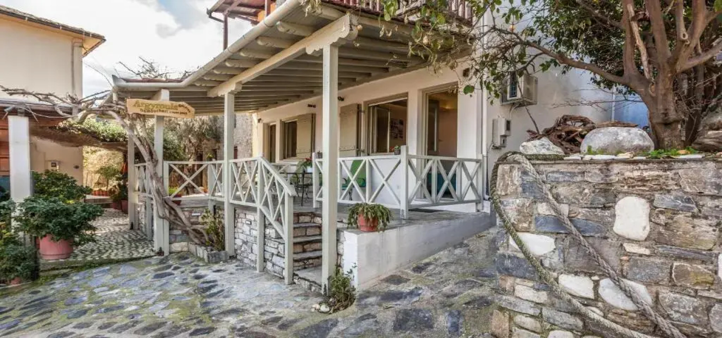 Argyroyla Damouchari Studios