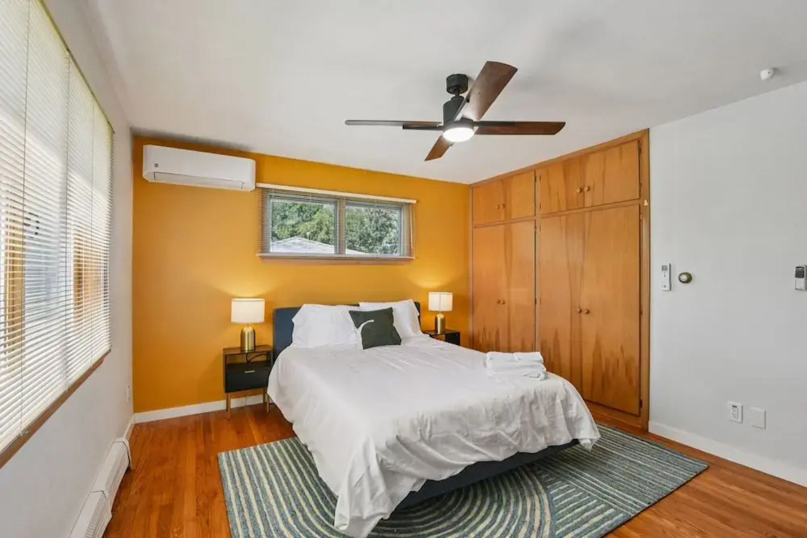 Iowa City 4br Backyard Walk To Stadium 4 Bedroom Home