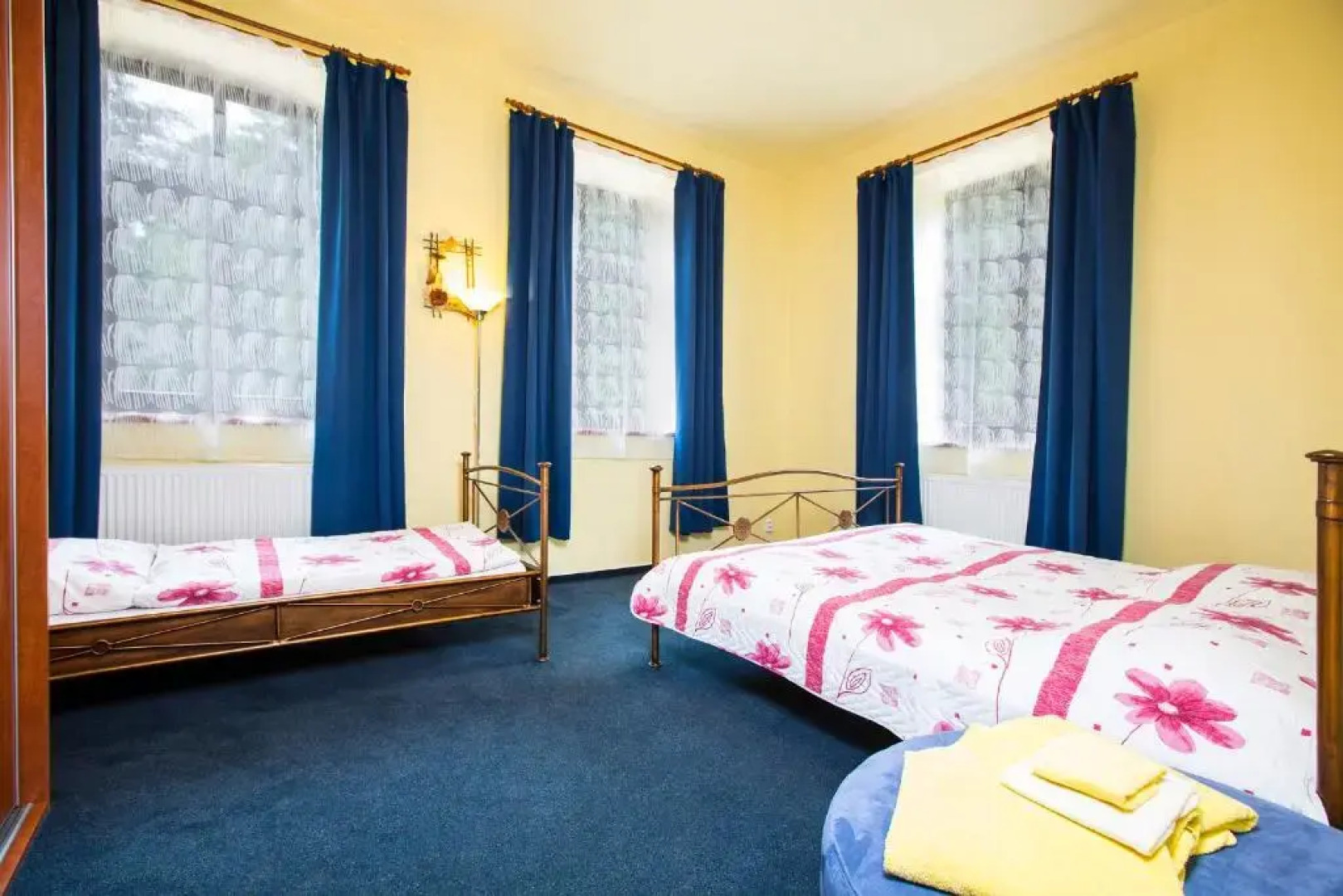 Yellow Ski Apartments