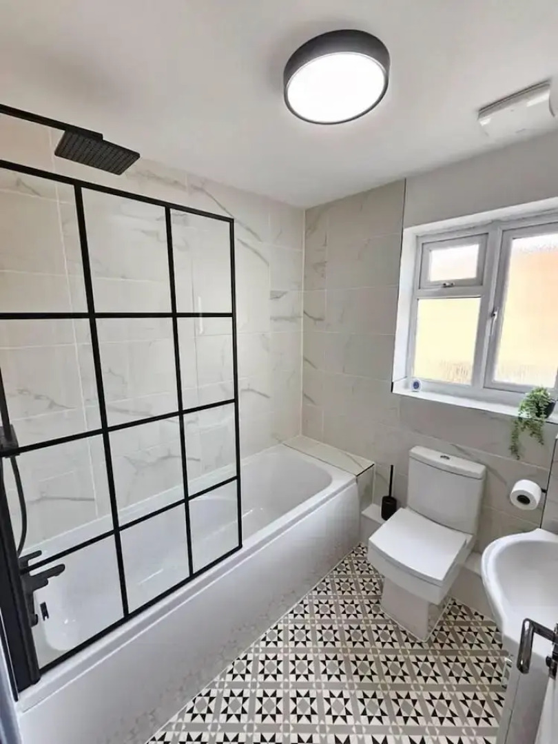 Amazing 4BR Near Hospital, Free Parking, Sleeps 10