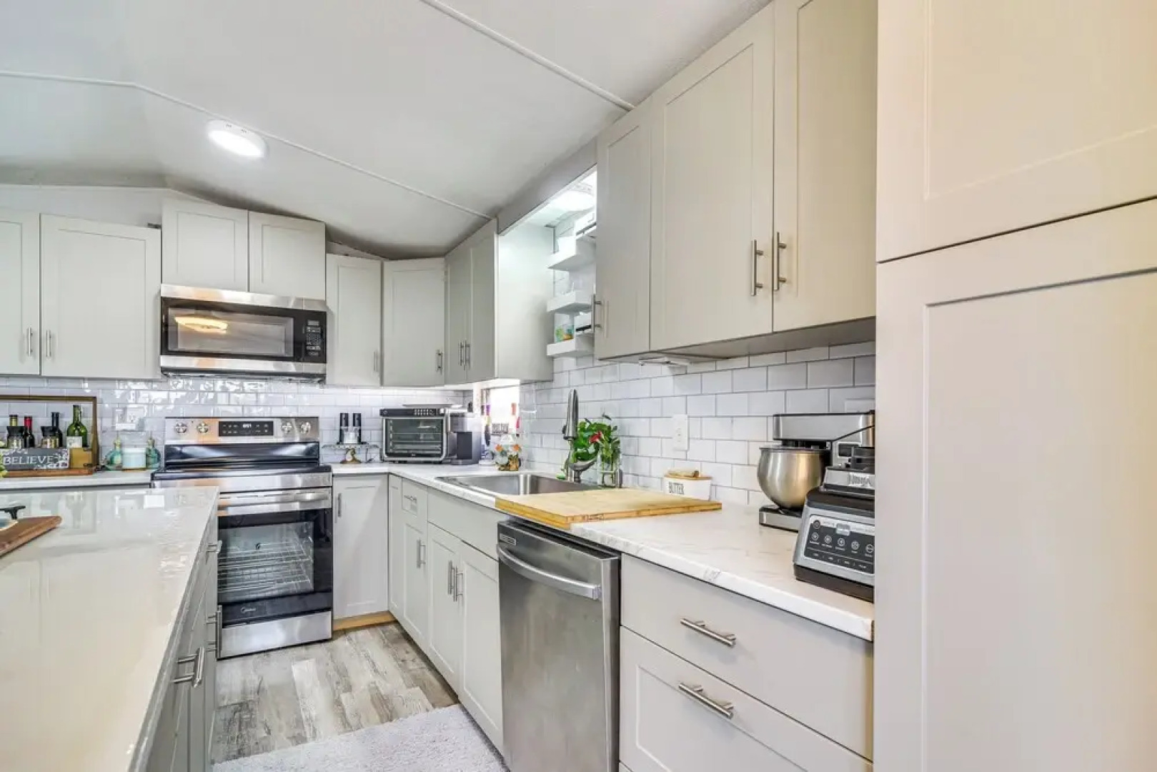 10 Mi to Beaches: Home w/ Pool Access in Largo!