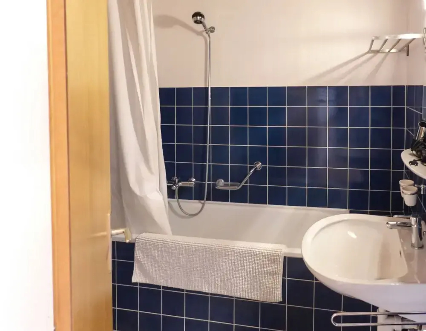 La D l ge Lens in Lens