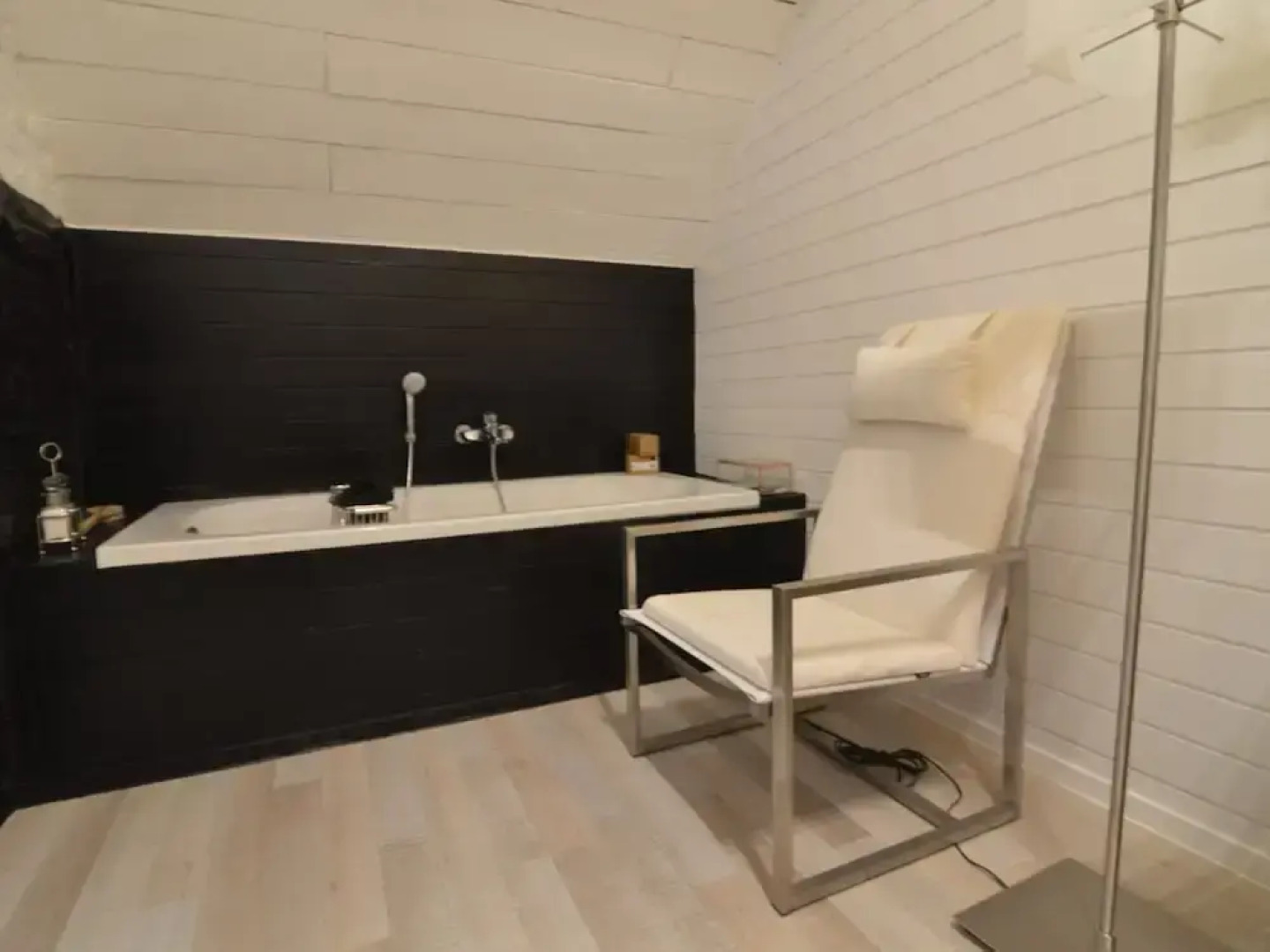 Pleasant Holiday Home in West Flanders with Enclosed Garden & Hot Tub