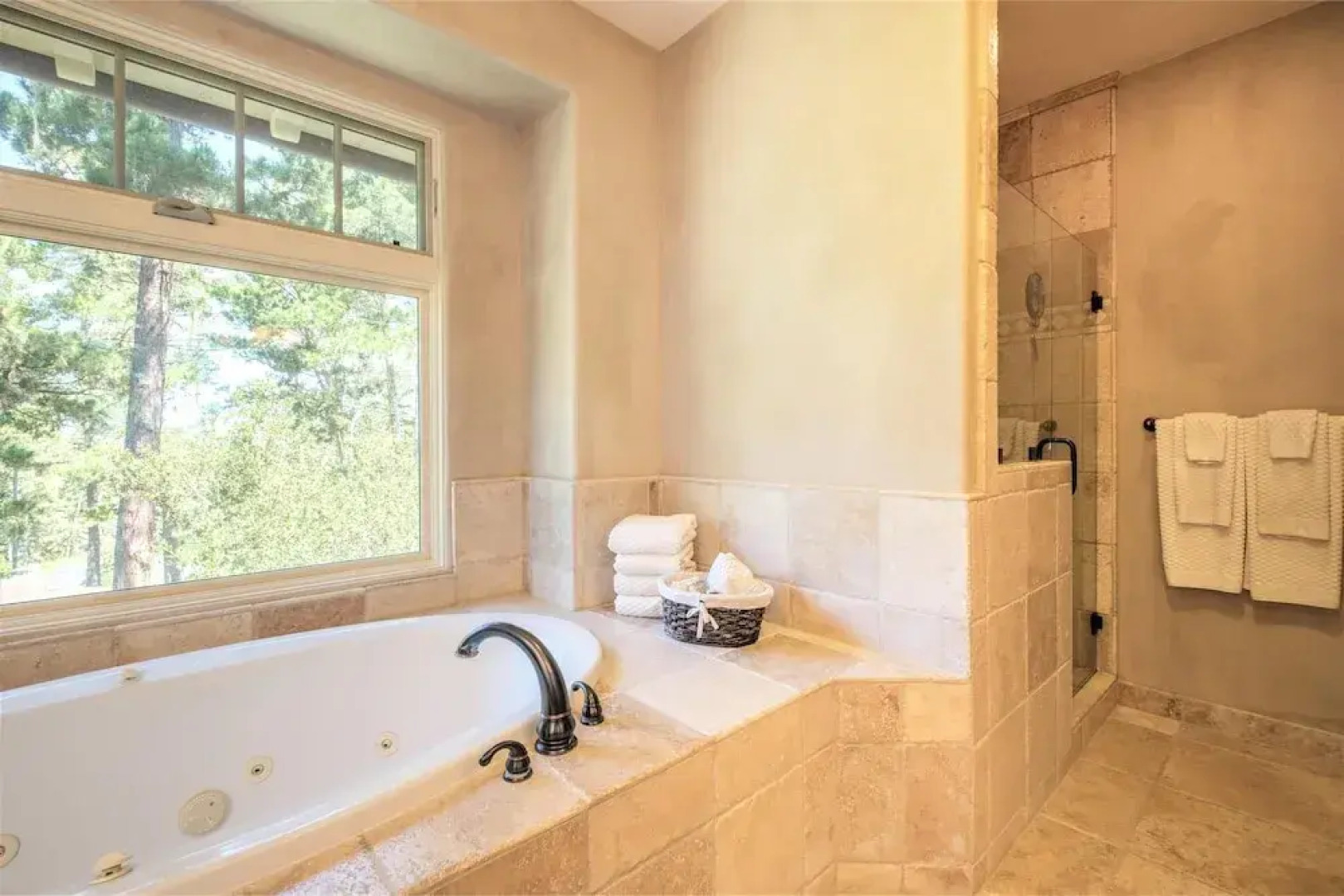 Lx17 Pebble Beach Golfer Retreat