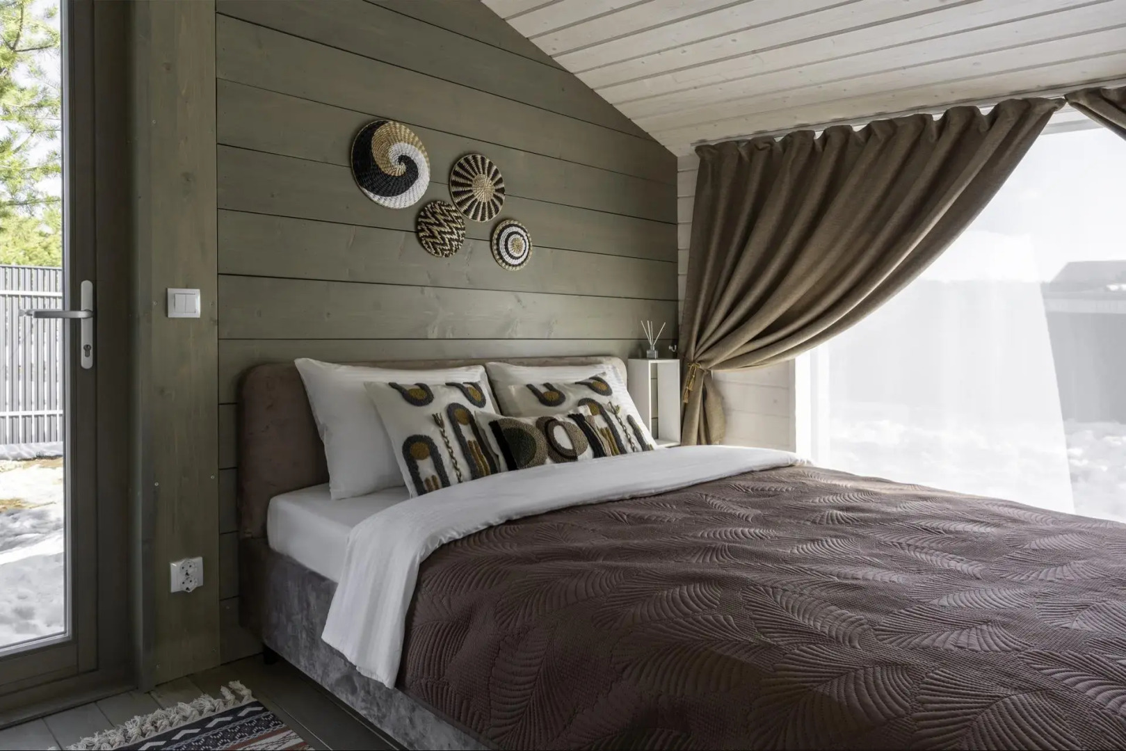 Дом под соснами