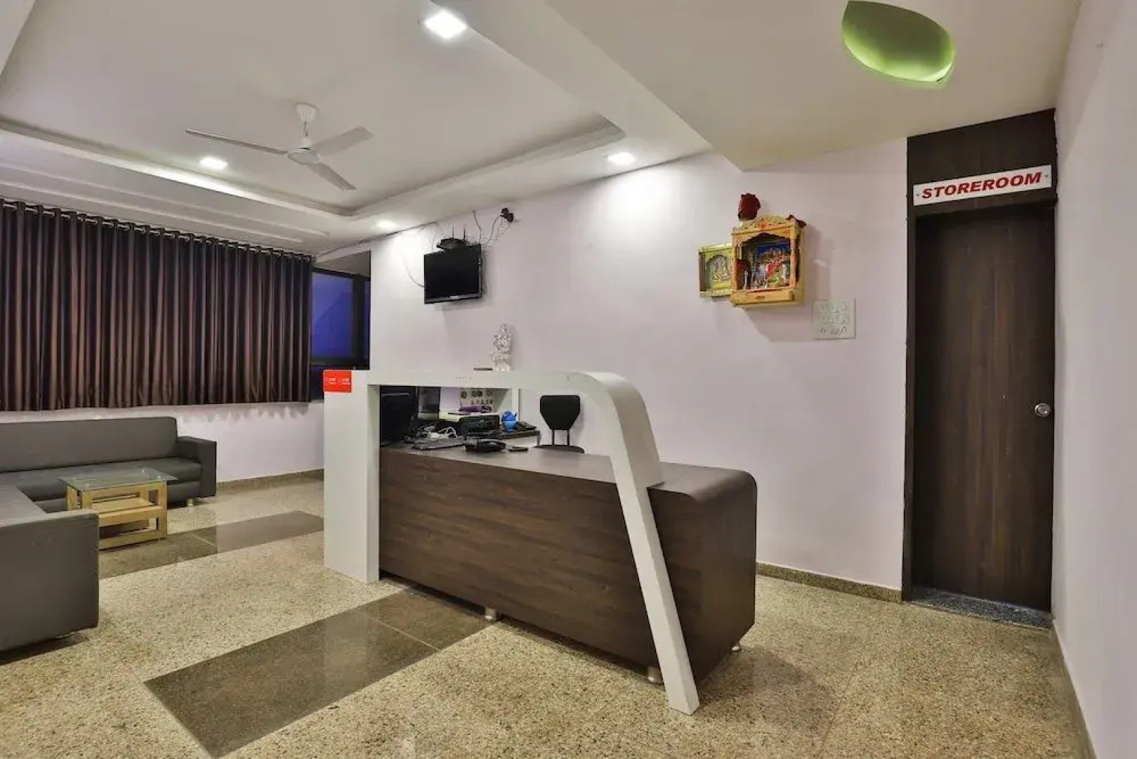 OYO 28444 Hotel Ab Apple