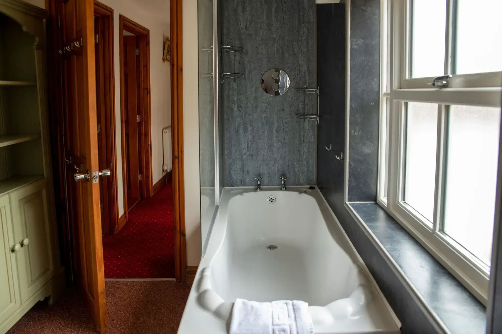 The Knighton Apartment by Paymán Club