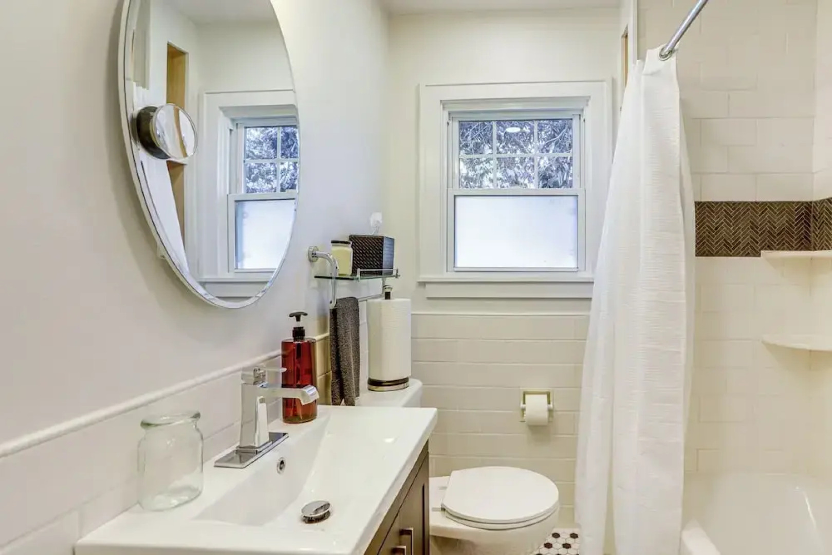 Walk to Private Beach: Lake Erie Retreat w/ Yard!