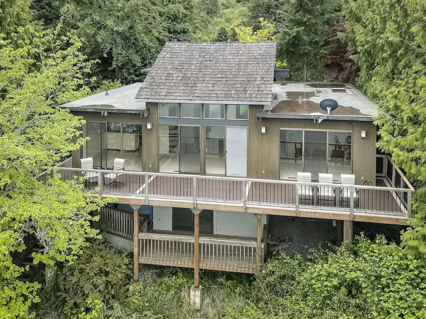 PNW MCM 155ft Private Waterfront Gem on Raft Island w/Hot Tub 3 Bedroom Home by RedAwning