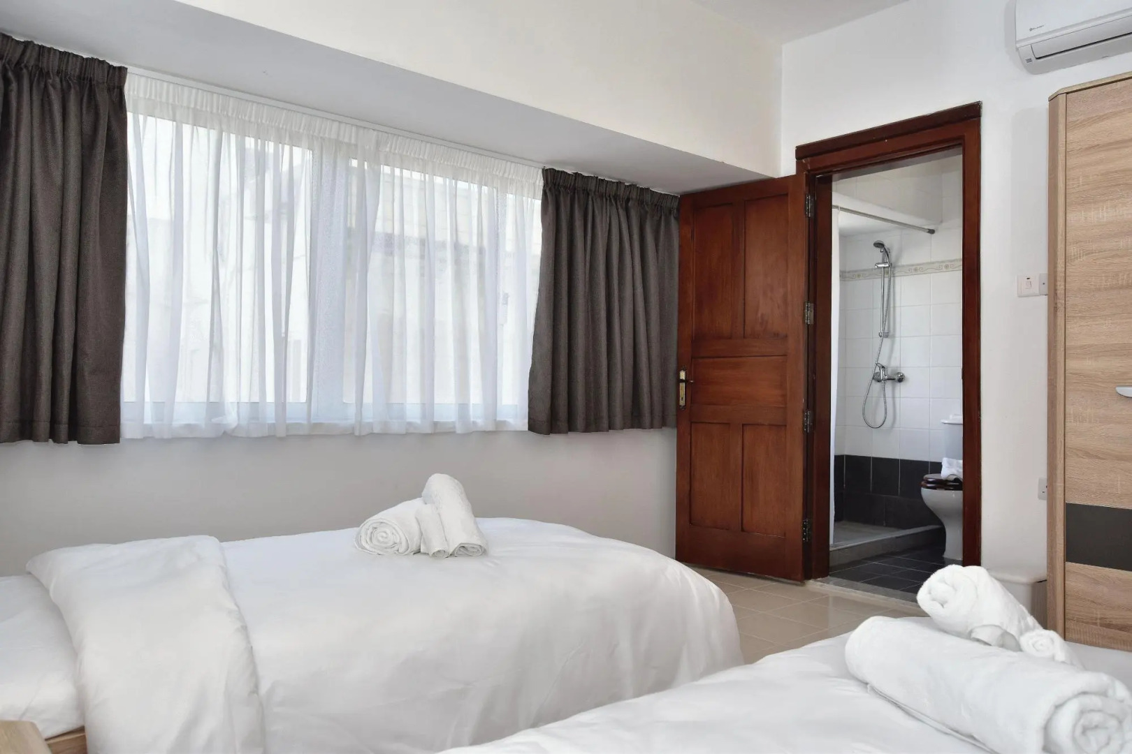 Bright and Spacious 2 Bedroom Apartment with Harbour View - 3