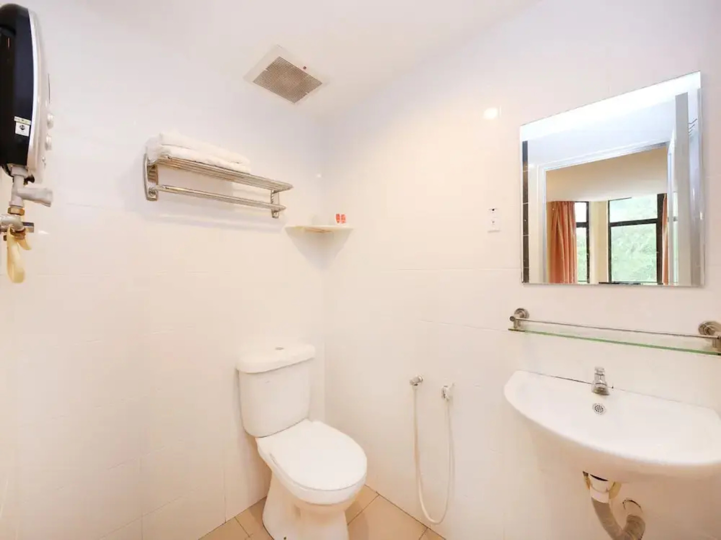 Super OYO 635 Seven Days Hotel