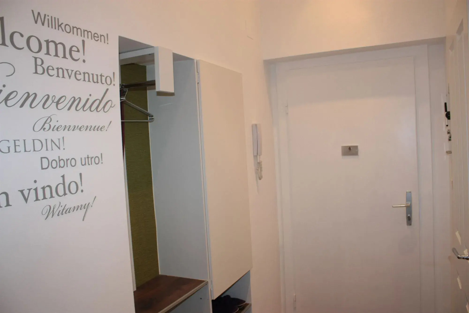 GoVienna Small Modern Apartment