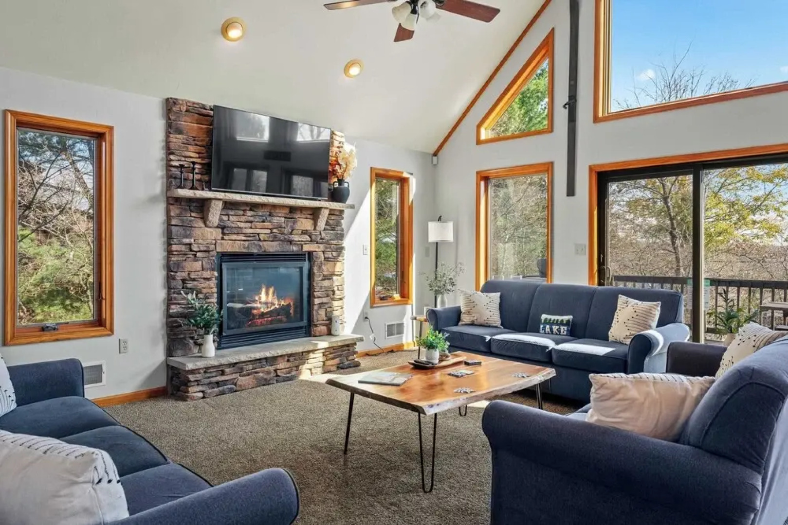 Lake View Chalet by Avantstay Lake Access + Deck