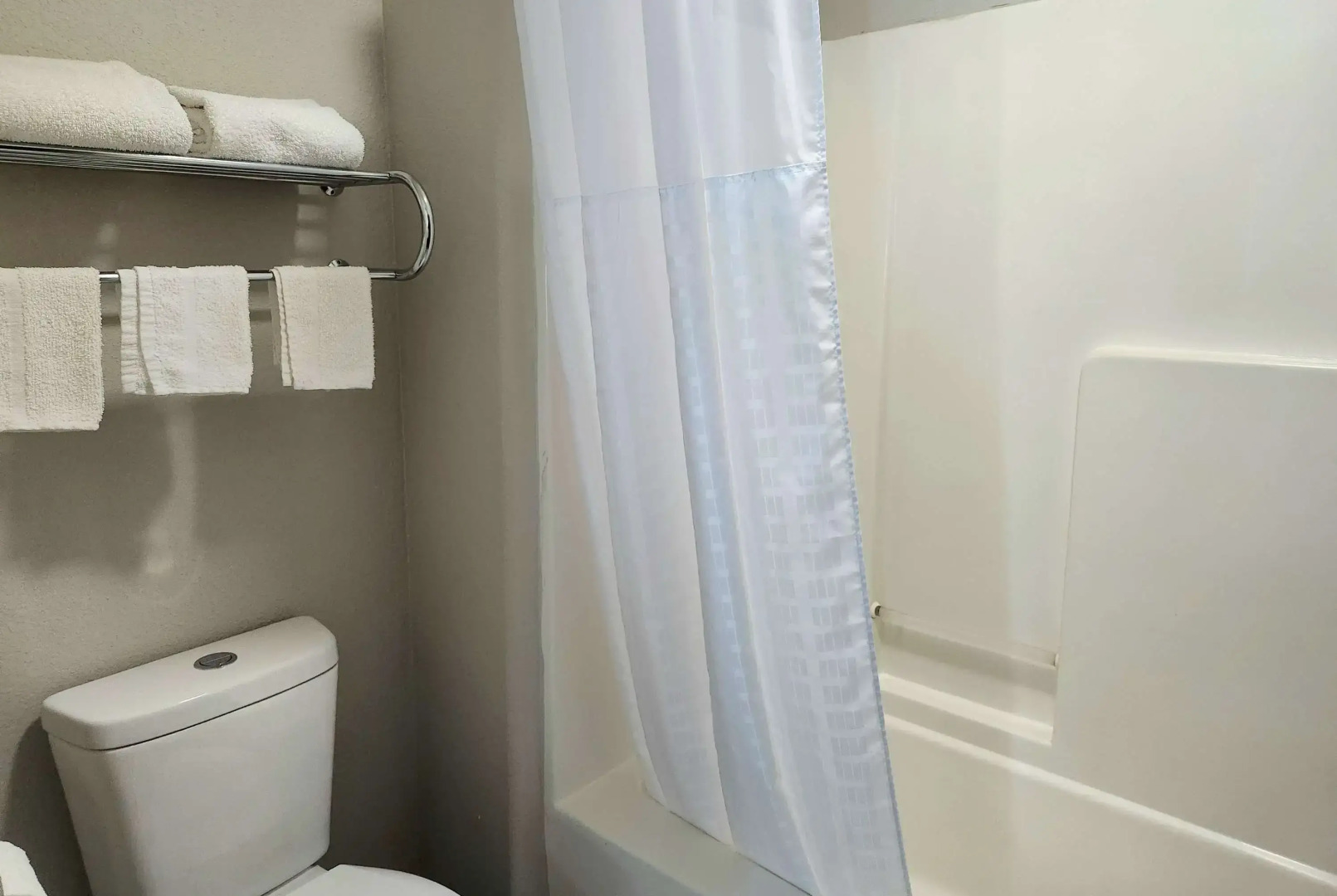 Days Inn & Suites by Wyndham New Iberia