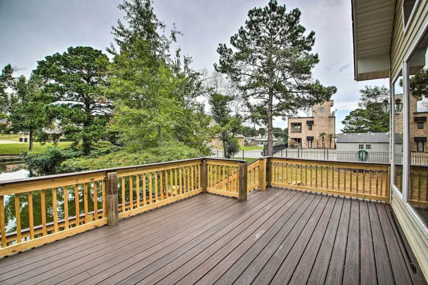 2-tier Deck & Boat Parking: Lake Hamilton Home