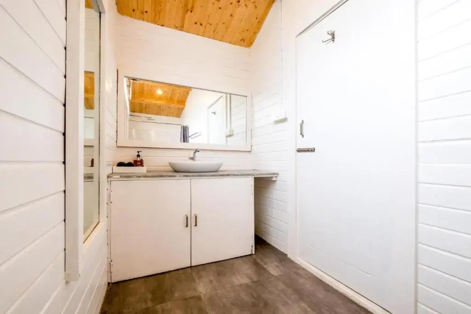 Out house, 1br, Stay, Dine and Fitness by Roamhome