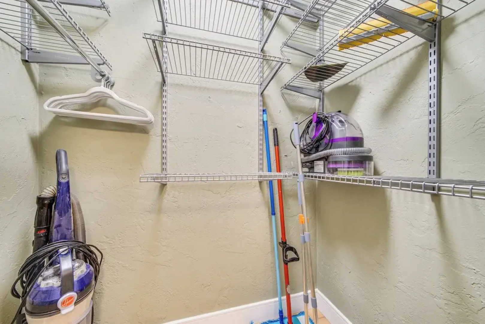 Modern Home Between Seattle, Tacoma & SEA Airport