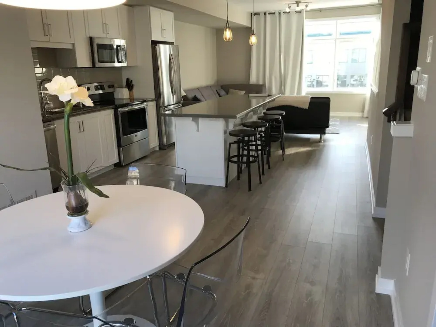 Executive Lakeview Town Home