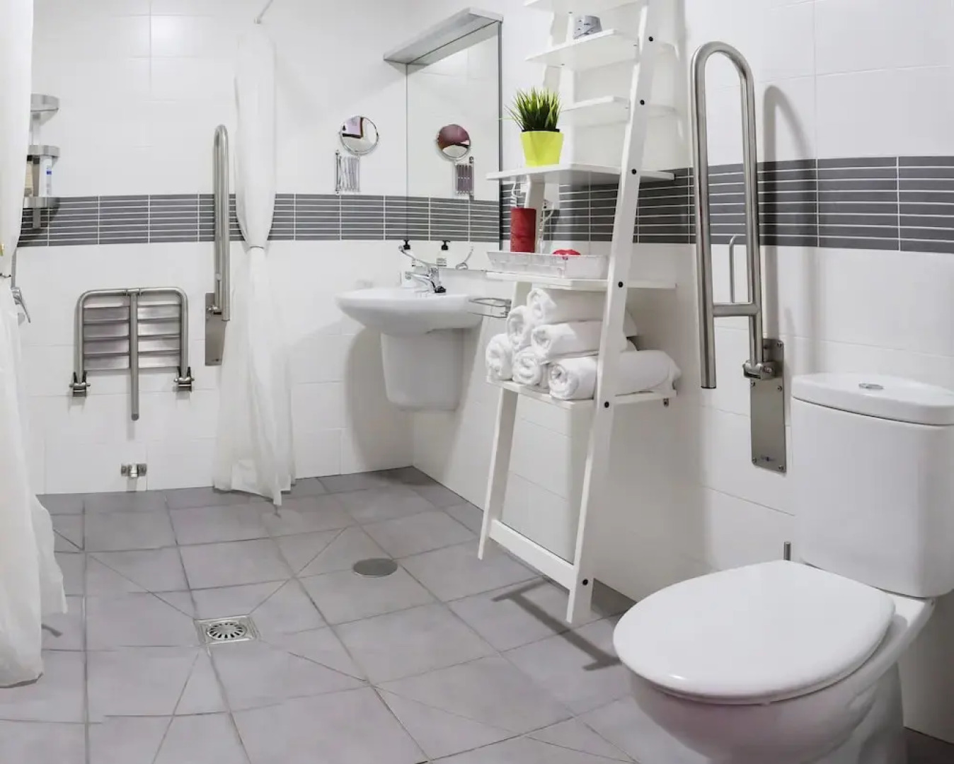 Summerland Apartments Rota