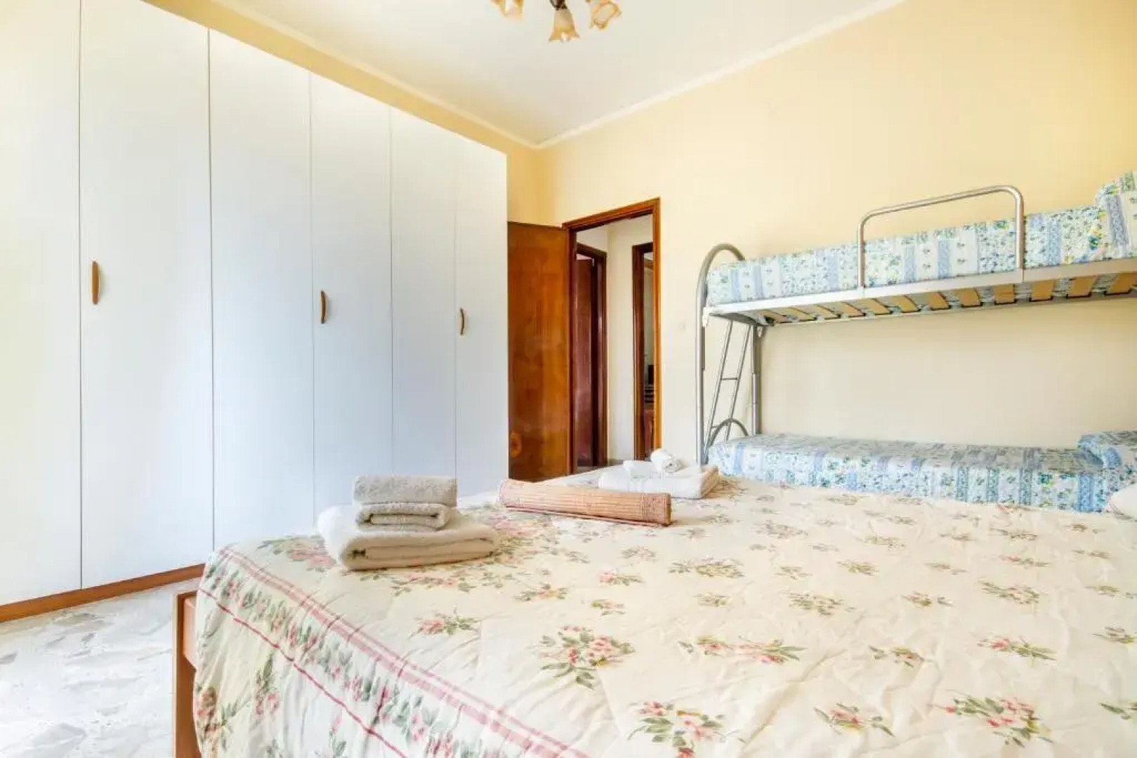 Casa Vacanza Paradise vicino Cefalù con servizio di piscina a 3 chilometri