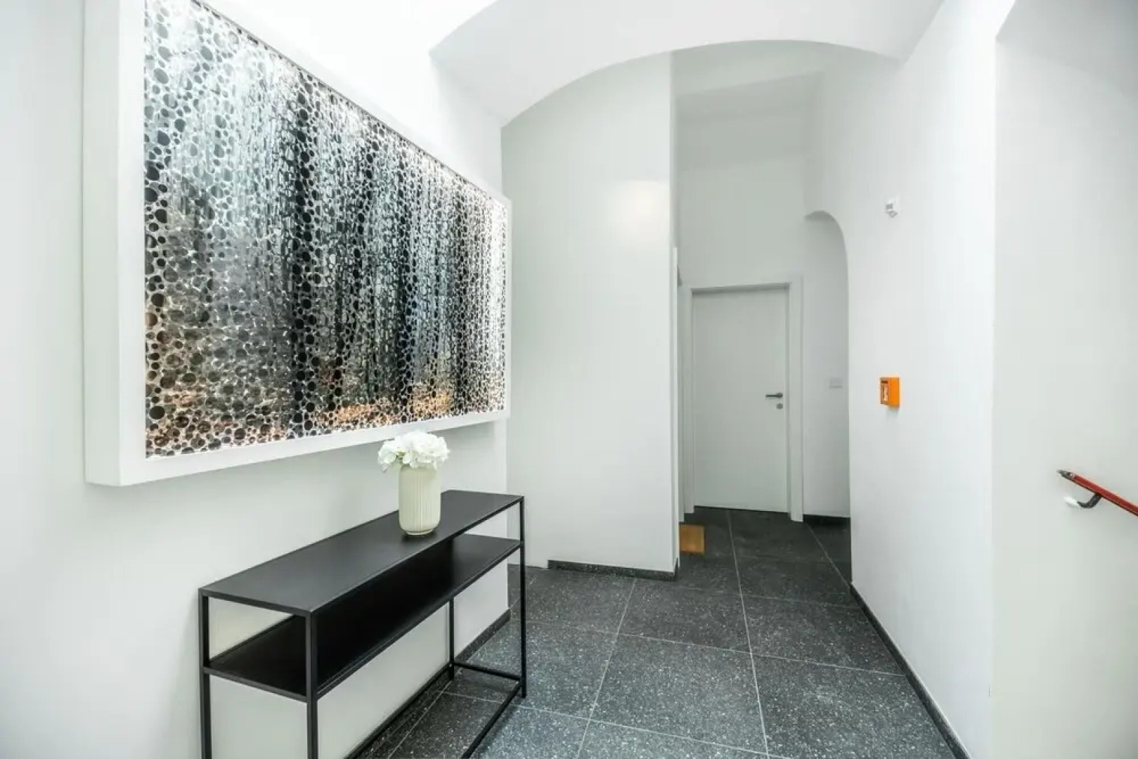 Suiten Apartment Art Collection With Kind Bed Air Conditioning and two Separate Bedrooms